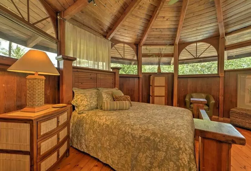 Tropical Cabana W/ Deck, Hot Tub & Lush Scenery!