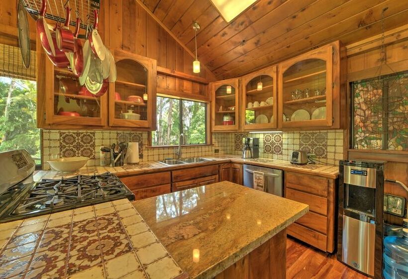 Tropical Cabana W/ Deck, Hot Tub & Lush Scenery!
