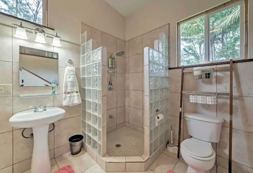 Tropical Cabana W/ Deck, Hot Tub & Lush Scenery!