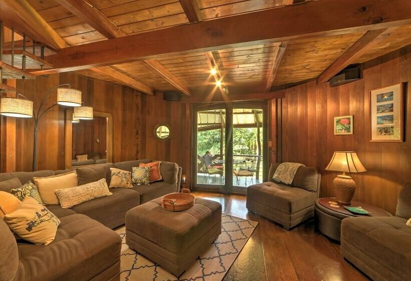 Tropical Cabana W/ Deck, Hot Tub & Lush Scenery!