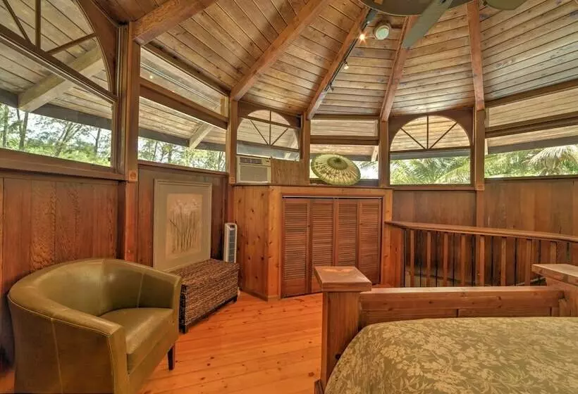 Tropical Cabana W/ Deck, Hot Tub & Lush Scenery!