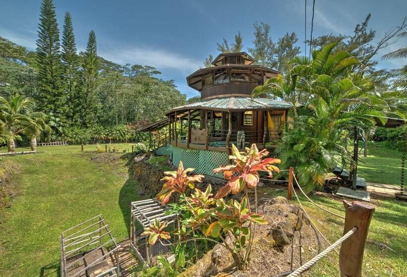 Tropical Cabana W/ Deck, Hot Tub & Lush Scenery!