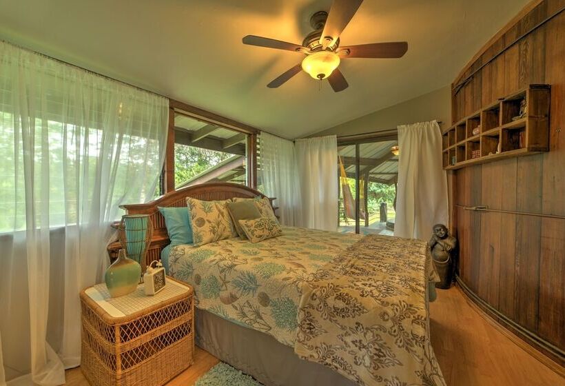 Tropical Cabana W/ Deck, Hot Tub & Lush Scenery!