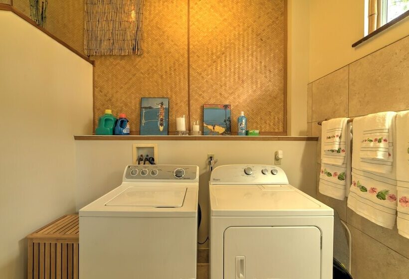 Tropical Cabana W/ Deck, Hot Tub & Lush Scenery!