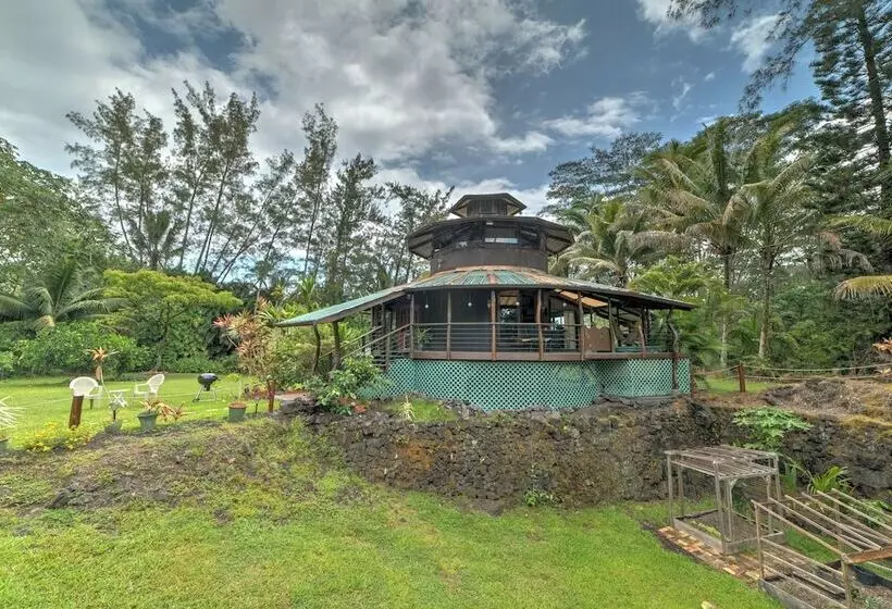Tropical Cabana W/ Deck, Hot Tub & Lush Scenery!