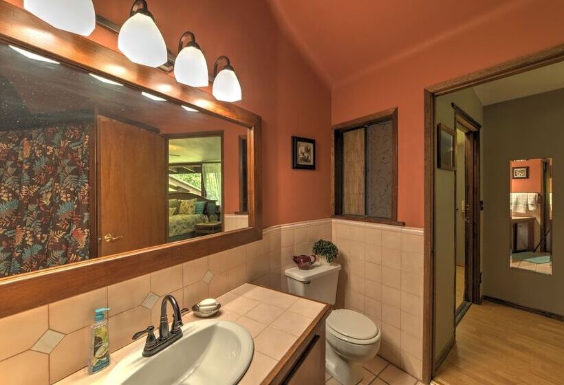 Tropical Cabana W/ Deck, Hot Tub & Lush Scenery!