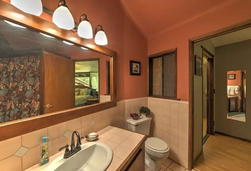 Tropical Cabana W/ Deck, Hot Tub & Lush Scenery!