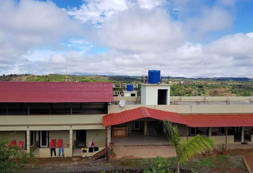 בית מלון כפרי Neelam Hill Resort