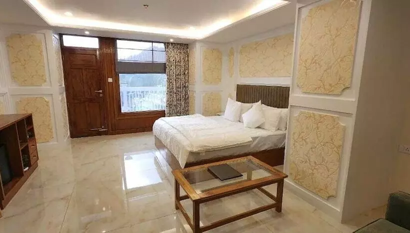 ホテル Piyush Residency