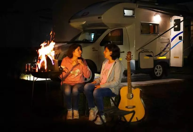 Hotelli Treehouse Sunrise Resort & Caravan Park