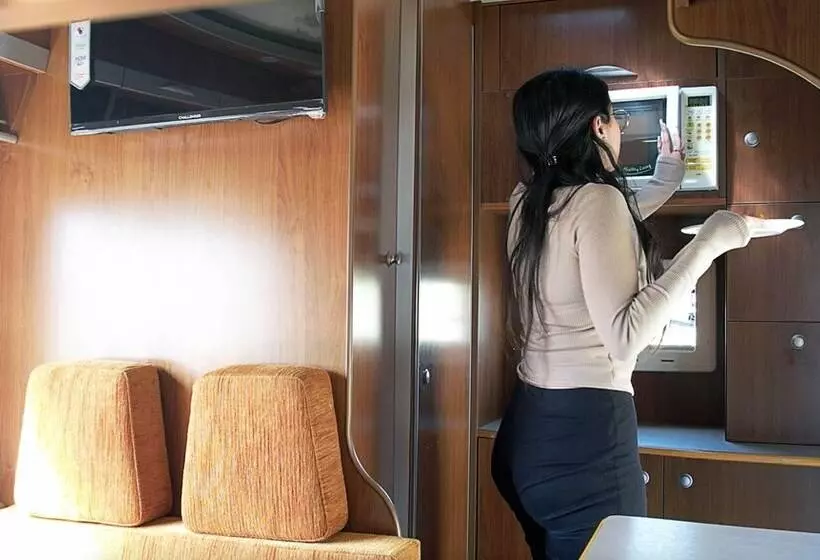 Hotelli Treehouse Sunrise Resort & Caravan Park