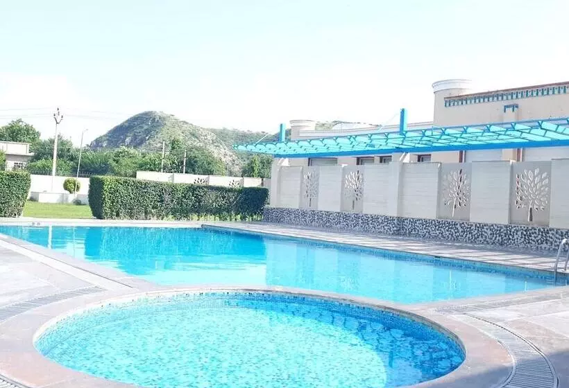 Hotelli Treehouse Sunrise Resort & Caravan Park