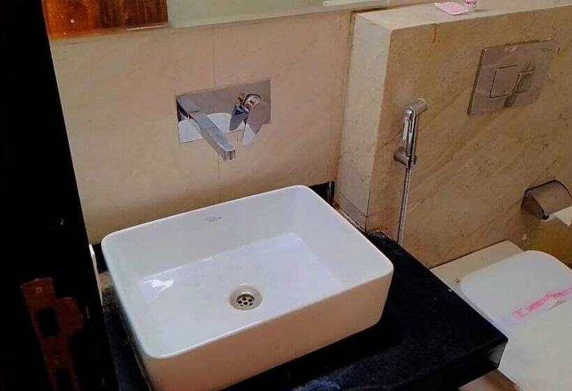 The Palm Hotel & Restaurant