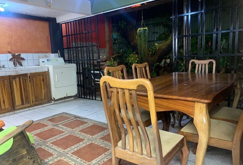 تختخواب و صبحانه Gardens House, Airport Juan Santamaría, Alajuela, San Jose