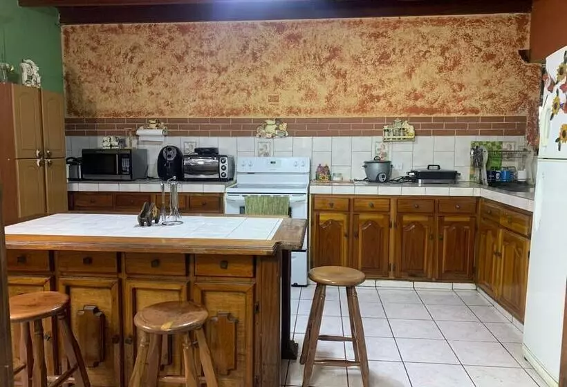 تختخواب و صبحانه Gardens House, Airport Juan Santamaría, Alajuela, San Jose