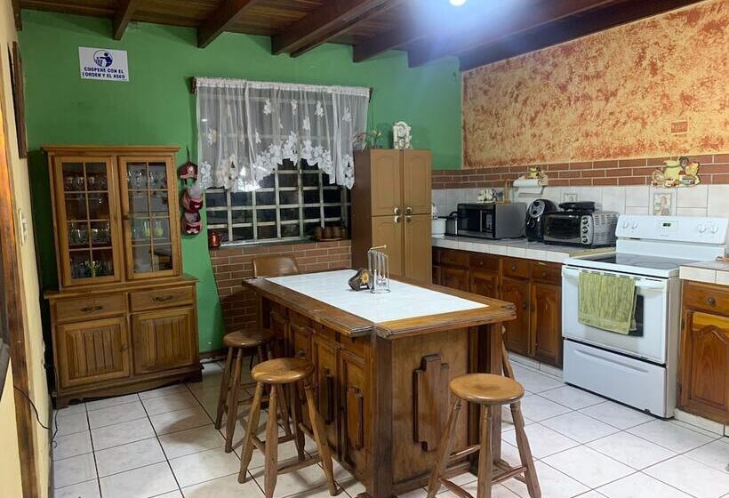 تختخواب و صبحانه Gardens House, Airport Juan Santamaría, Alajuela, San Jose