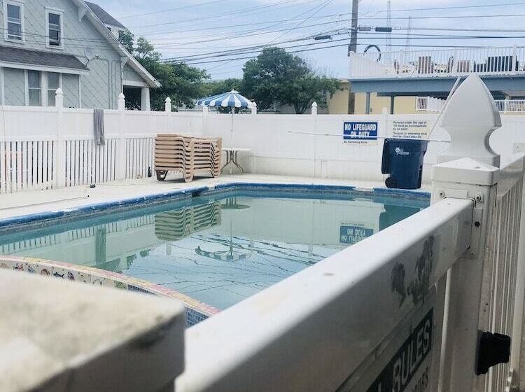 هتل Coastal Sands Inn