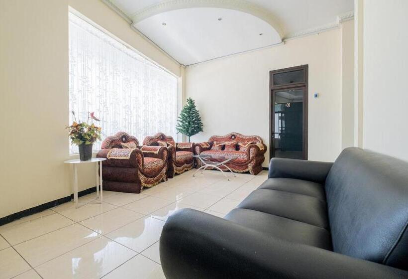 בית מלון כפרי Reddoorz Plus @ Grace Residence Surabaya