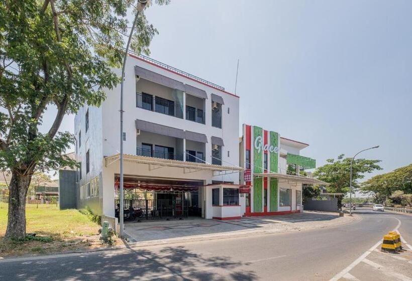 בית מלון כפרי Reddoorz Plus @ Grace Residence Surabaya