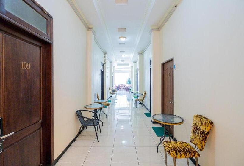 בית מלון כפרי Reddoorz Plus @ Grace Residence Surabaya