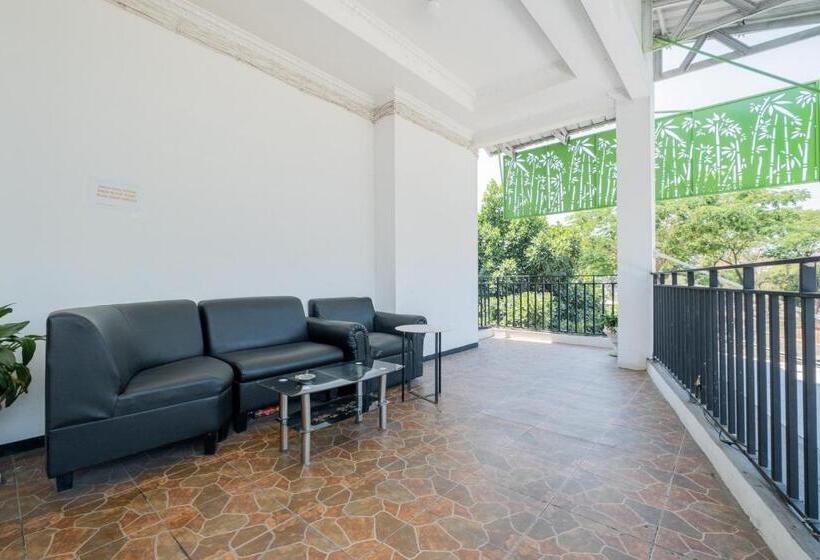 בית מלון כפרי Reddoorz Plus @ Grace Residence Surabaya