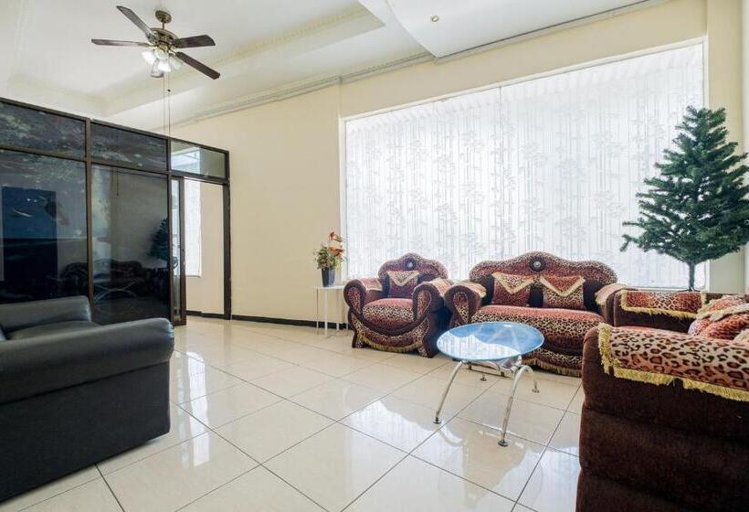 בית מלון כפרי Reddoorz Plus @ Grace Residence Surabaya