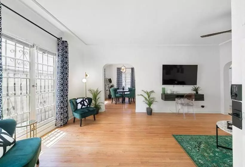 Beverly Hills Stylish & Central 1 Br Apt + Parking