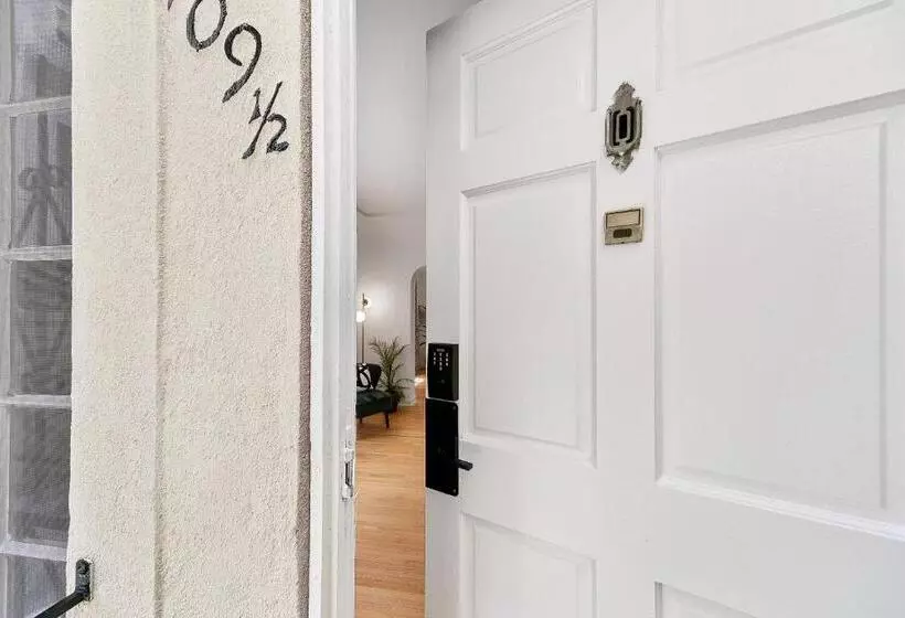 Beverly Hills Stylish & Central 1 Br Apt + Parking