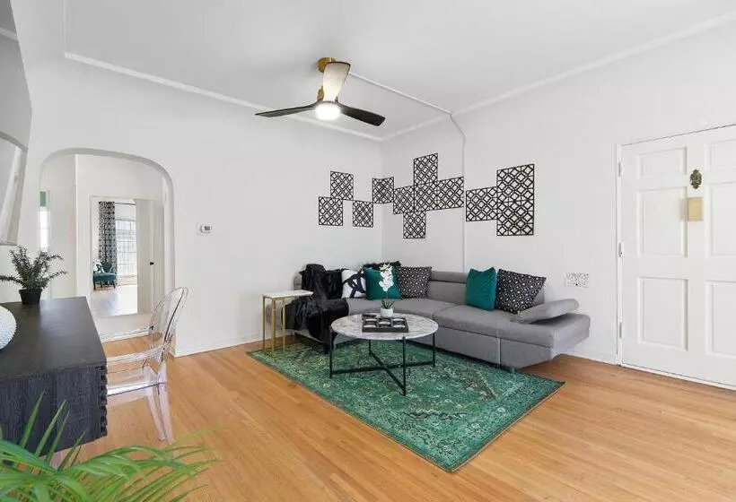 Beverly Hills Stylish & Central 1 Br Apt + Parking