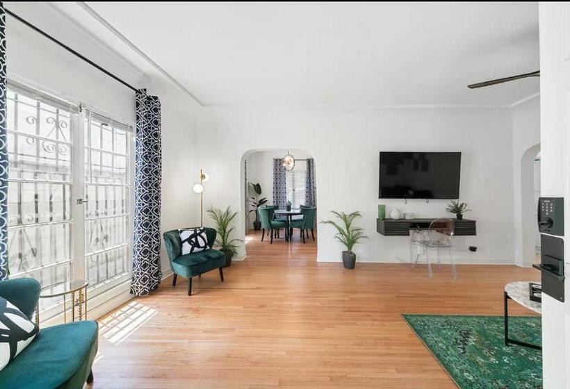 Beverly Hills Stylish & Central 1 Br Apt + Parking