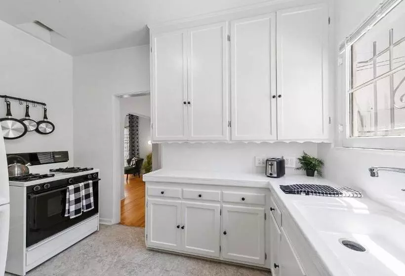 Beverly Hills Stylish & Central 1 Br Apt + Parking