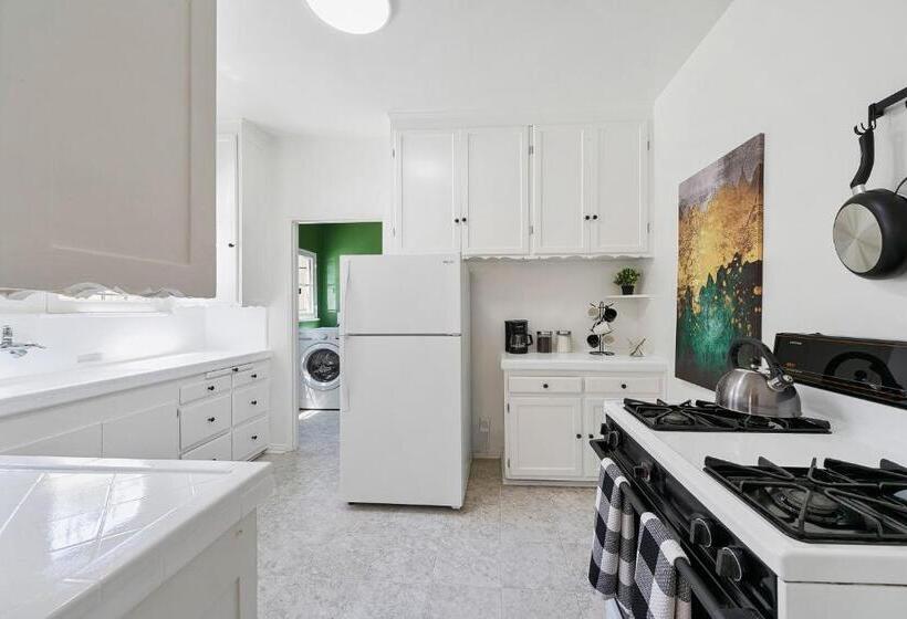 Beverly Hills Stylish & Central 1 Br Apt + Parking