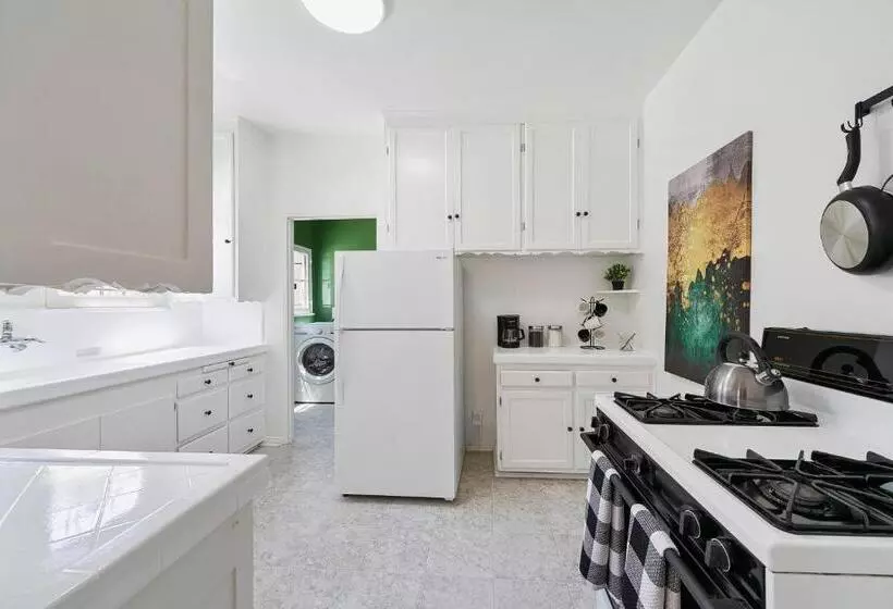 Beverly Hills Stylish & Central 1 Br Apt + Parking