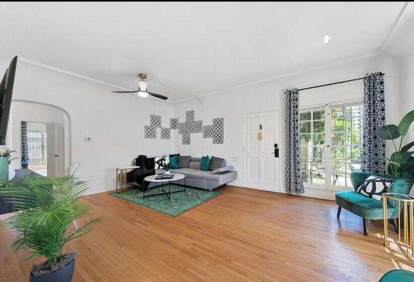 Beverly Hills Stylish & Central 1 Br Apt + Parking