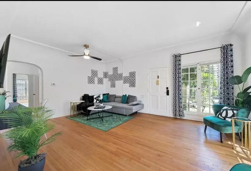 Beverly Hills Stylish & Central 1 Br Apt + Parking