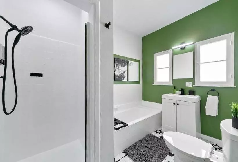 Beverly Hills Stylish & Central 1 Br Apt + Parking