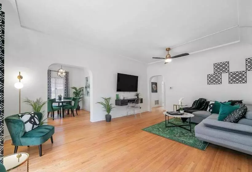Beverly Hills Stylish & Central 1 Br Apt + Parking