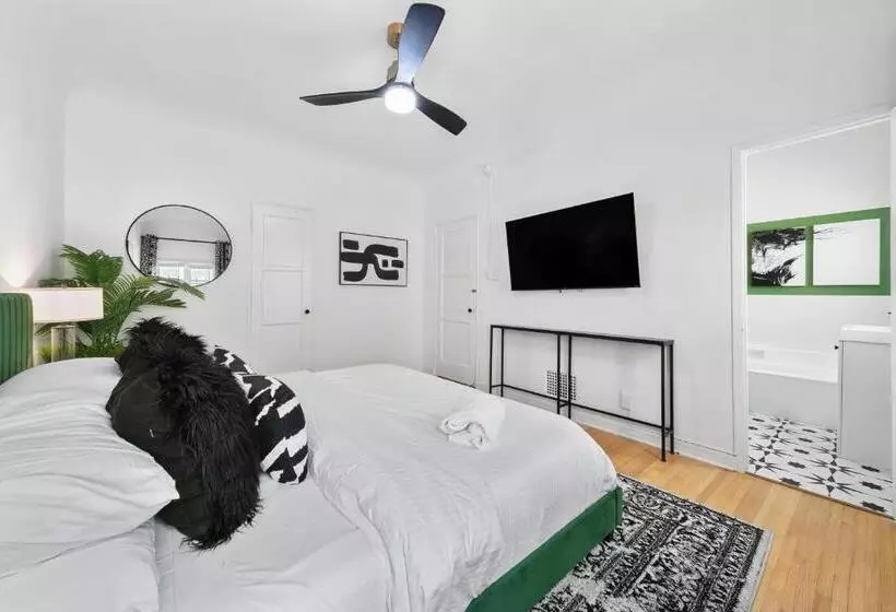 Beverly Hills Stylish & Central 1 Br Apt + Parking