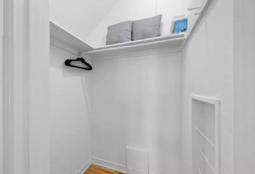 Beverly Hills Stylish & Central 1 Br Apt + Parking