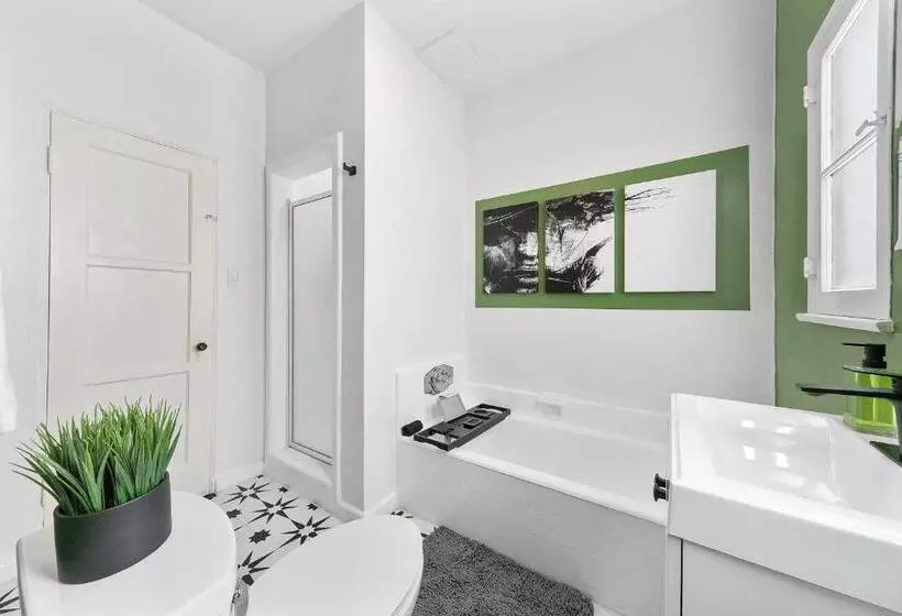 Beverly Hills Stylish & Central 1 Br Apt + Parking