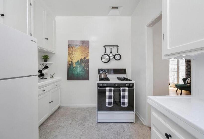 Beverly Hills Stylish & Central 1 Br Apt + Parking