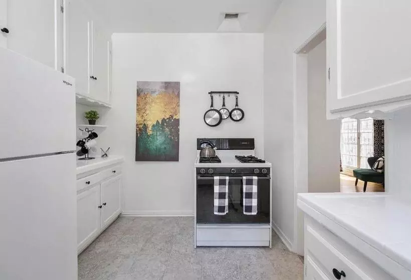 Beverly Hills Stylish & Central 1 Br Apt + Parking