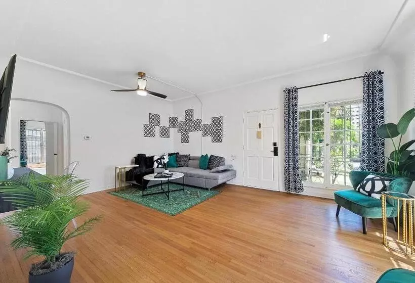 Beverly Hills Stylish & Central 1 Br Apt + Parking
