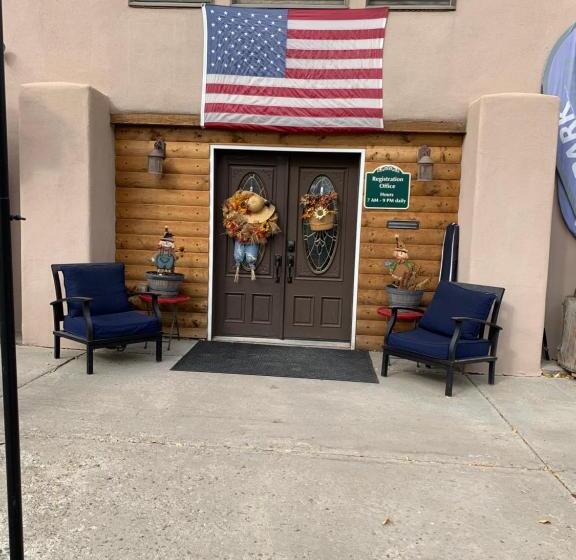 מוטל Down Home Lodge & Family Rv Resort