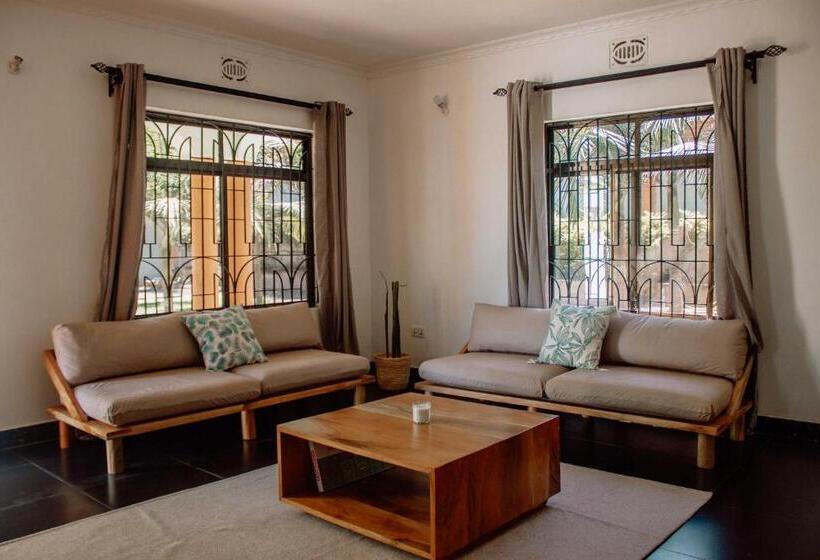 پانسیون Tropicana House