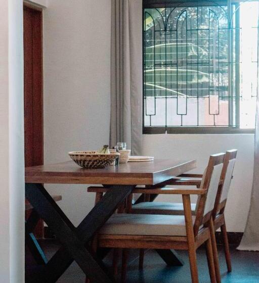 پانسیون Tropicana House