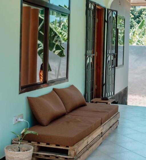 پانسیون Tropicana House