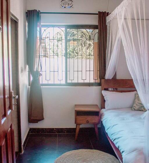 پانسیون Tropicana House