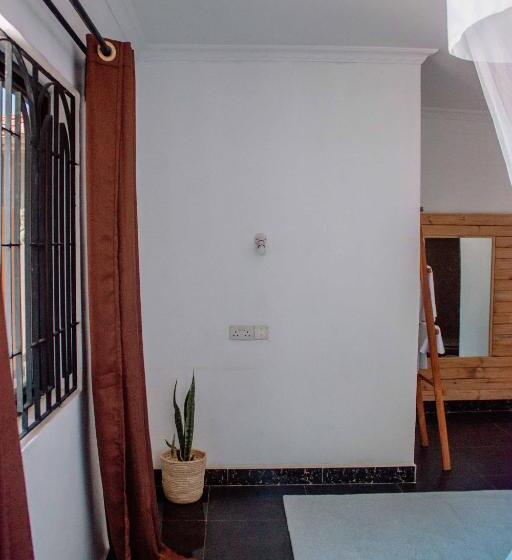 پانسیون Tropicana House