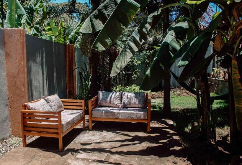 پانسیون Tropicana House